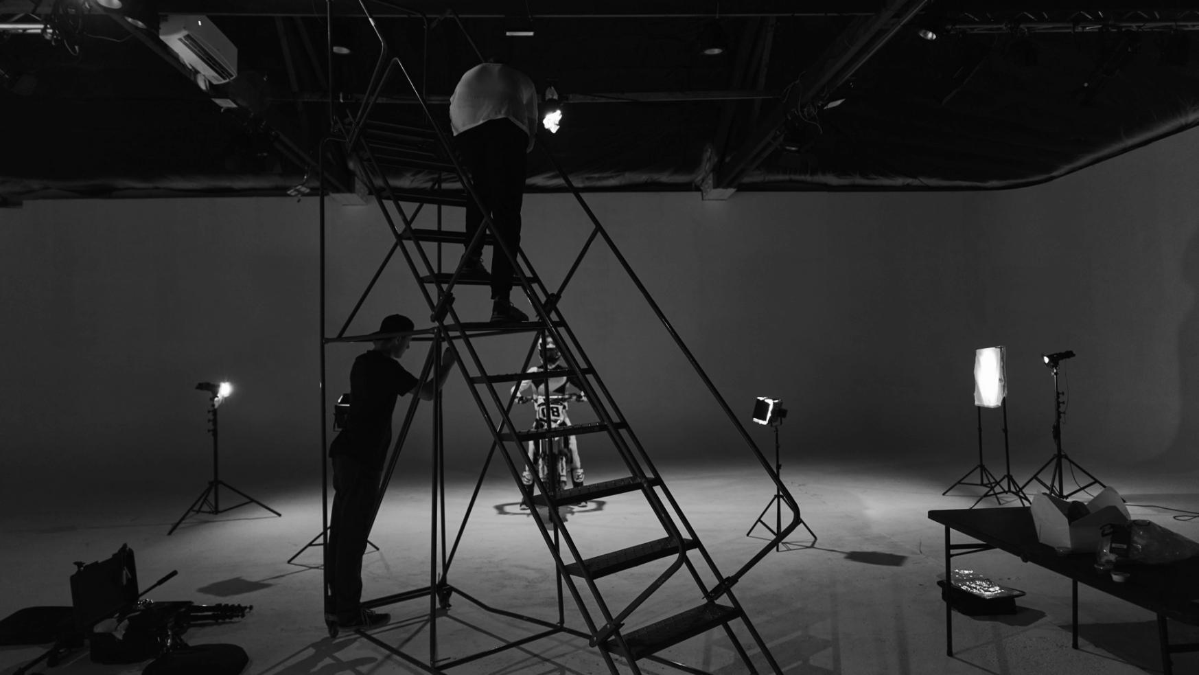 Espace de travail audio professionnel avec équipement de montage