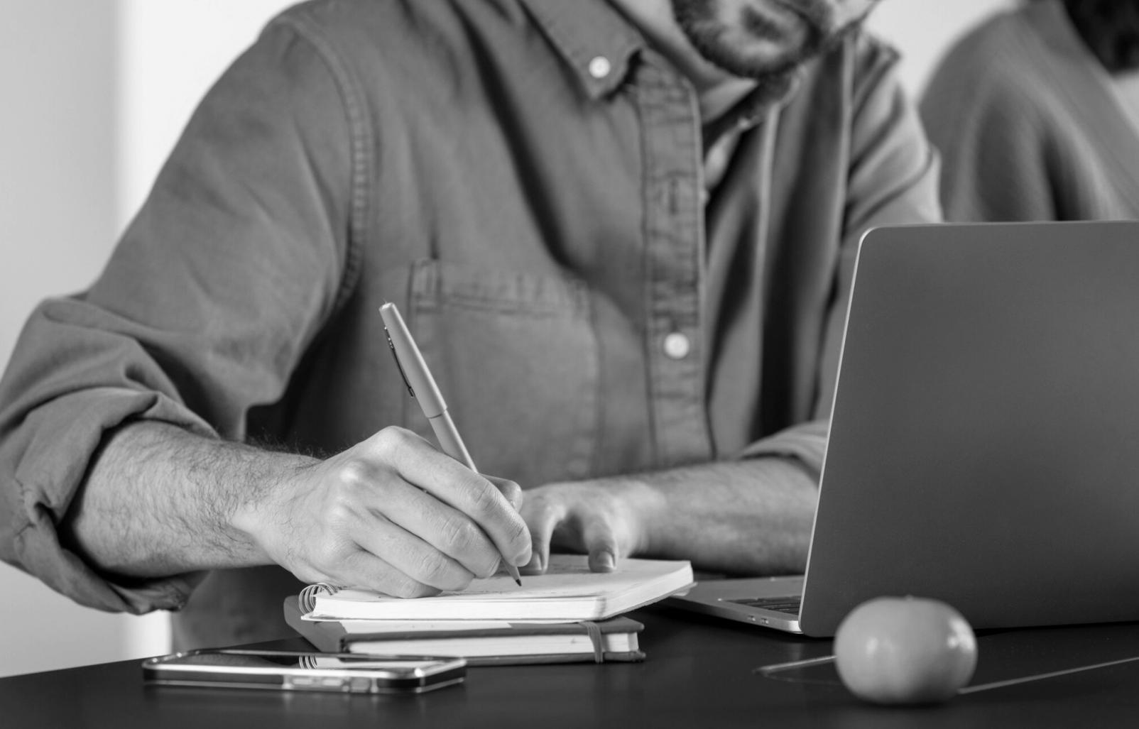 Étudiants en formation montage audio travaillant sur projet collaboratif